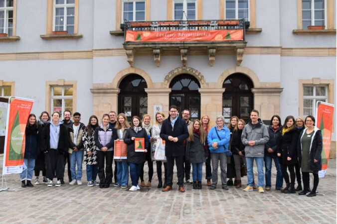 Oberbürgermeister Thomas Hirsch (Mitte), die städtische Jugendförderung sowie zahlreiche Partnerinnen und Partner freuen sich auf die Landauer Adventstürchen. (Quelle: Stadt Landau)