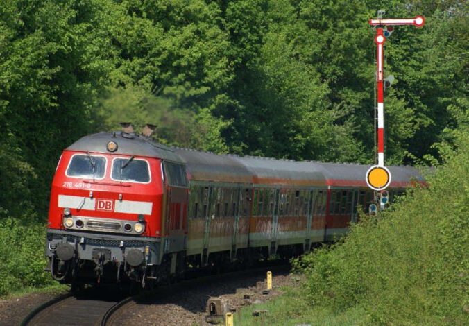 Ein klassischer Regionalbahnzug mit den roten Nahverkehrswagen und einer Lok der Baureihe 218 in der Konfiguration, in der diese Züge bis Mitte der 2010er Jahren noch in der Südpfalz eingesetzt wurden. (Foto: fe/zspnv rlp süd)