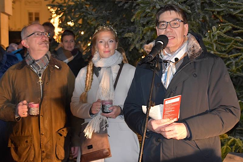 OB Thomas Hirsch (r.) gab jetzt gemeinsam mit Tourismusdezernent Jochen Silbernagel und Weinprinzessin Jasmin II. den offiziellen Startschuss für den Kunsthandwerklichen Thomas-Nast-Nikolausmarkt auf dem Landauer Rathausplatz. (Quelle: Stadt Landau)