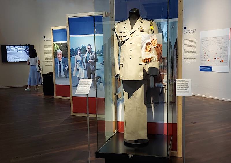 Uniform der deutsch-französischen Brigade. Die Uniform gehört Pascal Herbin, der 1973 als Soldat der Spahis (21o Régiment de Spahis) nach Speyer kam. (Quelle: Historisches Museum der Pfalz, Foto: Konstantin Weber)