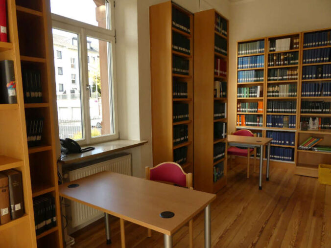 Besucherarbeitsplatz in der Bibliothek im Erdgeschoss: rund 30.000 Bände stehen zur Verfügung (Foto: Bezirksverband Pfalz)