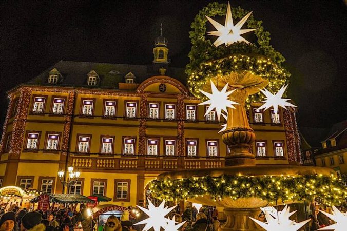 Marktplatzbrunnen und Rathaus in Neustadt an der Weinstraße (Foto 2021: Holger Knecht)