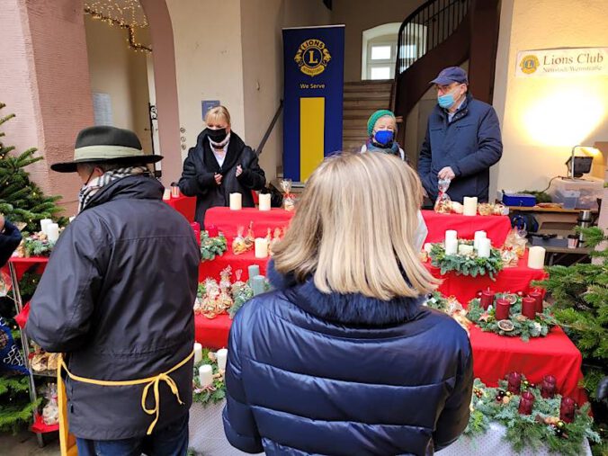 Adventskranzverkauf (Foto: Lions Club Neustadt, 2021)