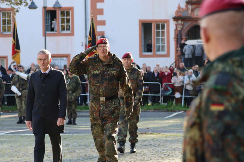 Landtagspräsident Hendrik Hering und Oberst Stefan Weber (Foto: Bundeswehr/Landeskommando RLP)