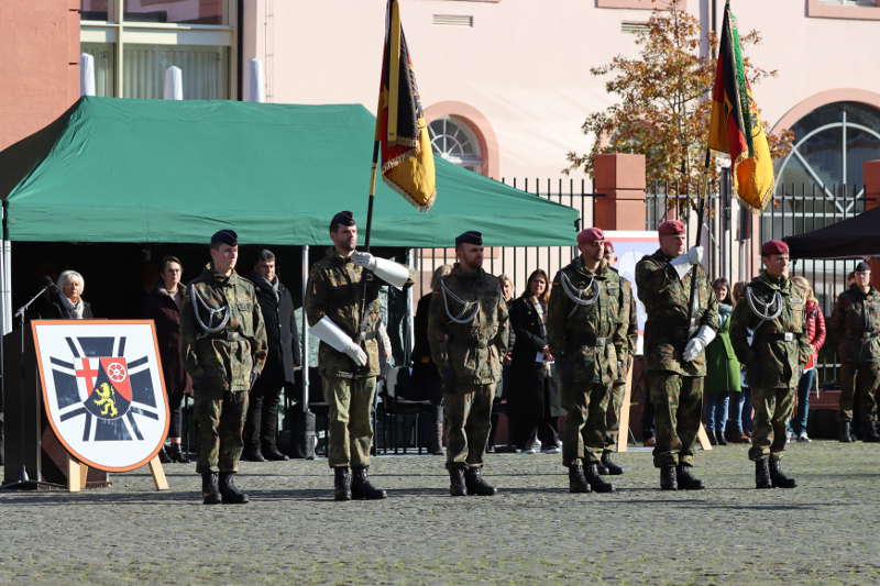 Die Truppenfahne mit Fahnenabordnung (Foto: Bundeswehr/Landeskommando RLP)