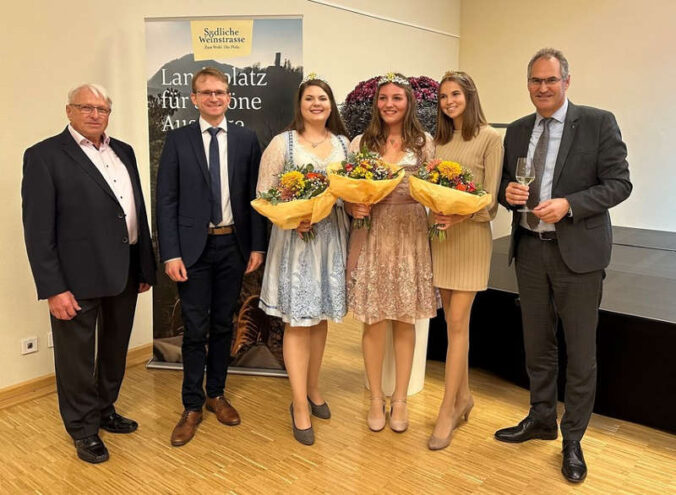 v.l.: Helmut Litty, Daniel Salm, Laura Götze und Hanna Spies (Weinprinzessinnen 2022/2023), Lea Baßler (Pfälzische Weinkönigin), Dietmar Seefeldt (Foto: Bildarchiv Südliche Weinstrasse e.V.)