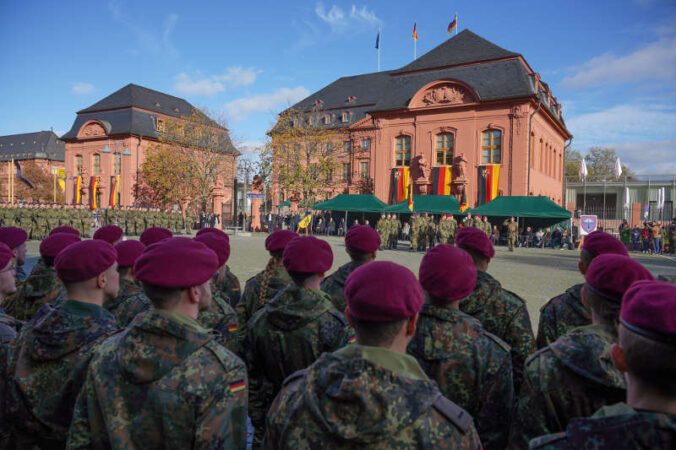Rekruten vor dem rheinland-pfälzischen Landtag (Foto: Bundeswehr/Landeskommando Rheinland-Pfalz)