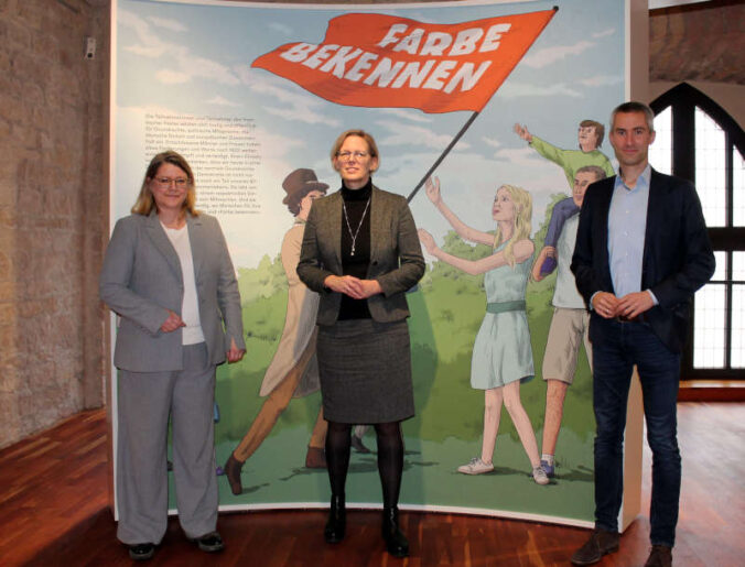 Stiftungsvorsitzende Simone Schneider (m.) besucht mit der Geschäftsführenden Schlossmanagerin Ulrike Dittrich und Dr. Kristian Buchna, Wissenschaftlicher Mitarbeiter der Stiftung, die neue Dauerausstellung im Hambacher Schloss. (Foto: Stiftung Hambacher Schloss)