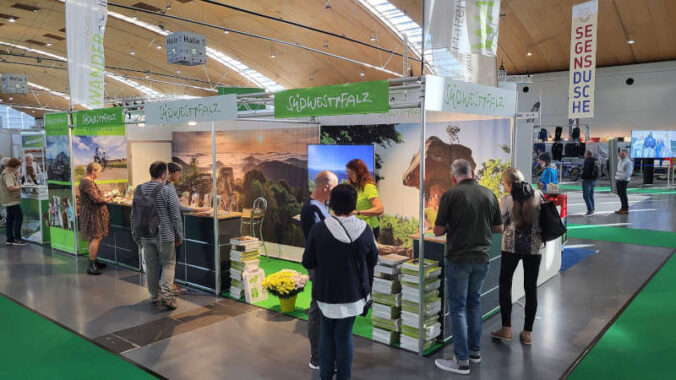 In Halle 1 präsentierte sich die Region am Stand der Südwestpfalz Touristik und zog viele Besucher an. (Foto: Südwestpfalz Touristik e.V.)