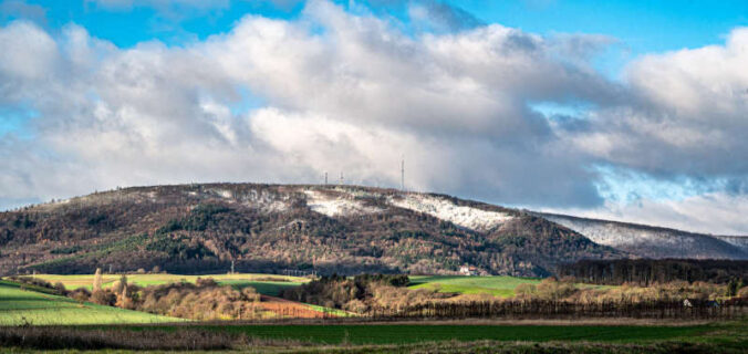 Die verschneite Gipfelregion des Donnersbergs (Foto: Helmut Dell, 2020)