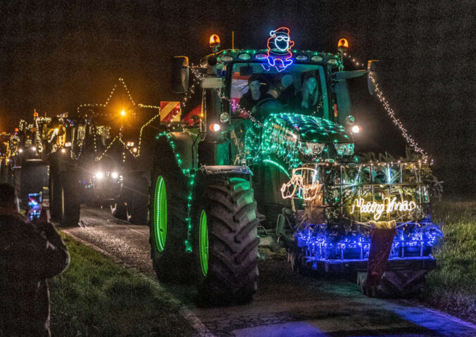 Landwirte schmücken Traktor Lichterfahrt 2022 (Foto: Helmut Dell)