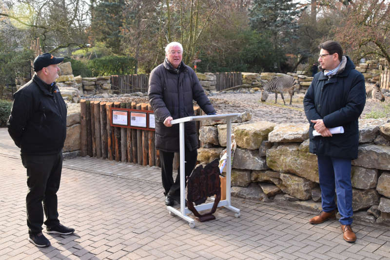 ei bestem Winterwetter wurde jetzt der neue Gehegeteil der Afrikaanlage im Zoo Landau offiziell übergeben: vom Freundeskreisvorsitzenden Dr. Helmuth Back (M.) an OB Thomas Hirsch (r.) und Zoodirektor Dr. Jens-Ove Heckel. (Foto: Zoo Landau)