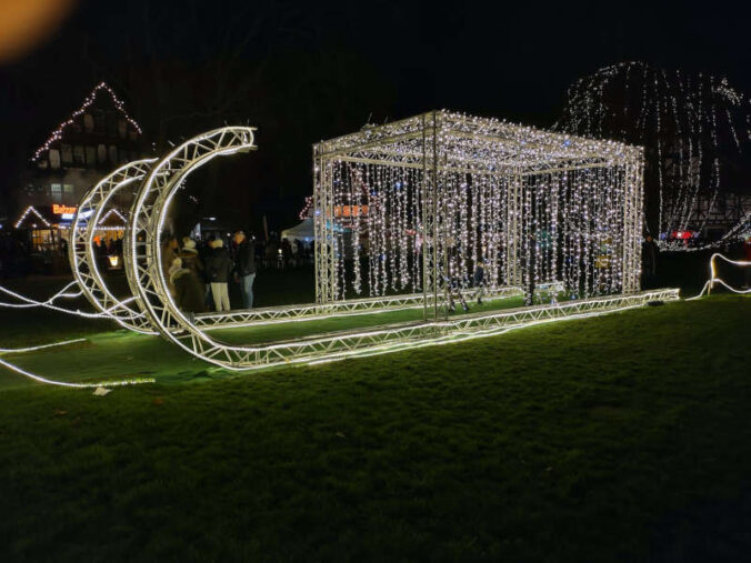 Beleuchteter Riesenschlitten in der Mitte des Kurparks (Foto: Ewald Metzger)