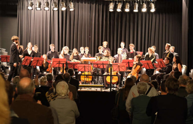 Das Kreisjugendorchester Südliche Weinstraße unter Leitung von Jochen Schnepf, hier bei einem Konzert im Jahr 2022 in Annweiler. (Foto: KV SÜW)