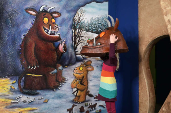 Verschiedene Masken laden zum Rollenspiel ein. Die Kinder können sich in den Grüffelo verwandeln, in die kleine Maus oder in die Tiere des Waldes wie Fuchs und Eule. (Bildnachweis: Historisches Museum der Pfalz/Klaus Landry)