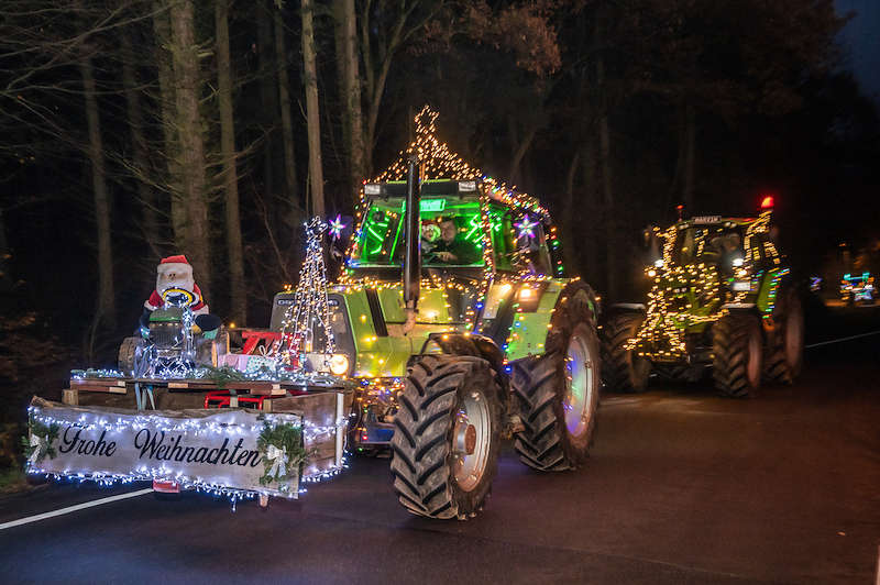 Landwirte schmücken Traktor Lichterfahrt 2022 (Foto: Helmut Dell)