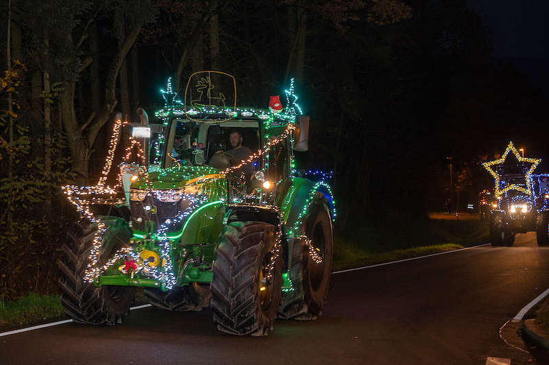 Landwirte schmücken Traktor Lichterfahrt 2022 (Foto: Helmut Dell)