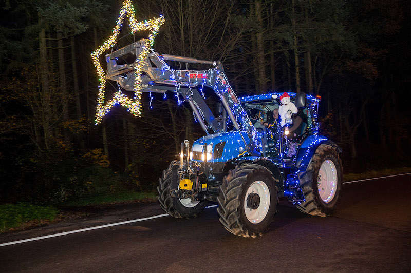 Landwirte schmücken Traktor Lichterfahrt 2022 (Foto: Helmut Dell)