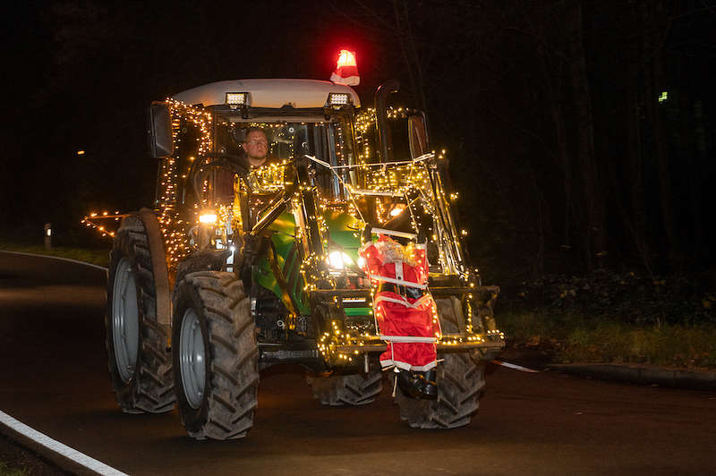 Landwirte schmücken Traktor Lichterfahrt 2022 (Foto: Helmut Dell)