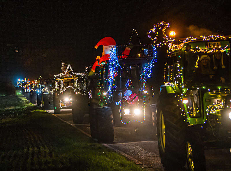 Landwirte schmücken Traktor Lichterfahrt 2022 (Foto: Helmut Dell)