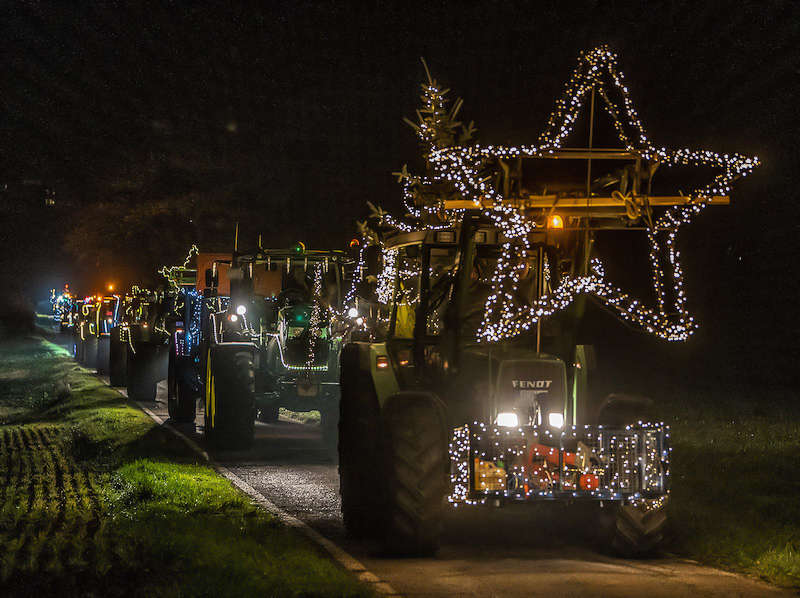 Landwirte schmücken Traktor Lichterfahrt 2022 (Foto: Helmut Dell)