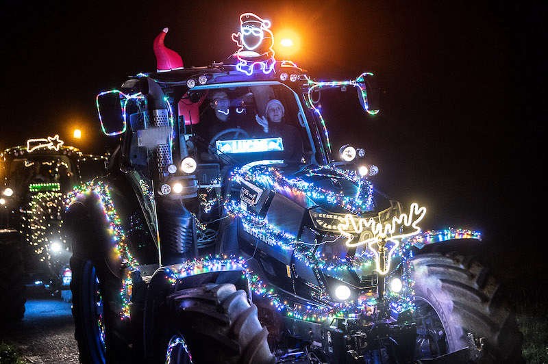 Landwirte schmücken Traktor Lichterfahrt 2022 (Foto: Helmut Dell)