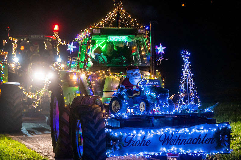 Landwirte schmücken Traktor Lichterfahrt 2022 (Foto: Helmut Dell)