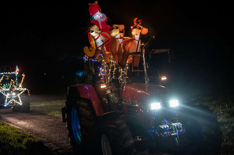 Landwirte schmücken Traktor Lichterfahrt 2022 (Foto: Helmut Dell)