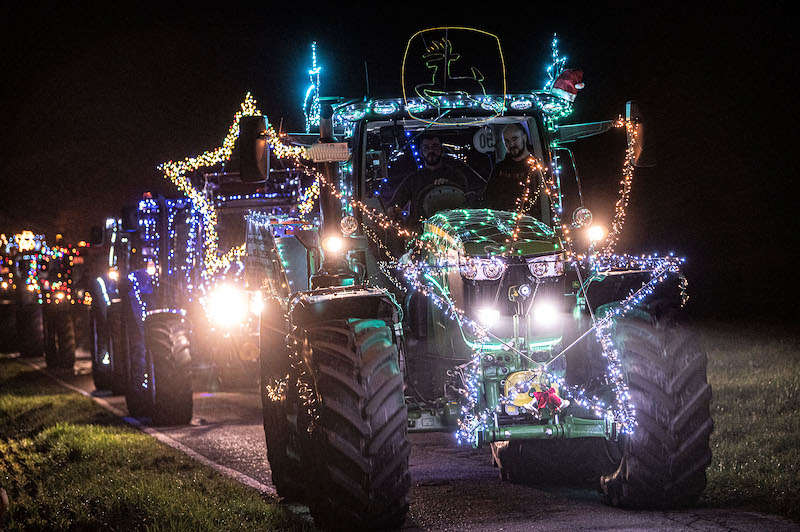 Landwirte schmücken Traktor Lichterfahrt 2022 (Foto: Helmut Dell)