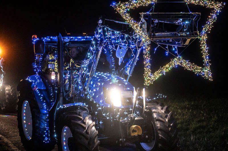 Landwirte schmücken Traktor Lichterfahrt 2022 (Foto: Helmut Dell)