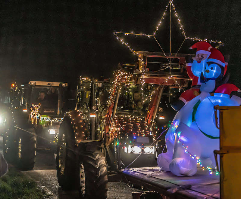 Landwirte schmücken Traktor Lichterfahrt 2022 (Foto: Helmut Dell)