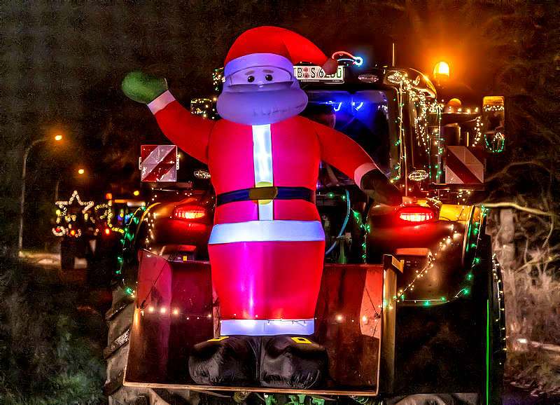 Landwirte schmücken Traktor Lichterfahrt 2022 (Foto: Helmut Dell)