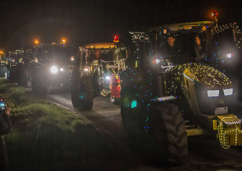 Landwirte schmücken Traktor Lichterfahrt 2022 (Foto: Helmut Dell)