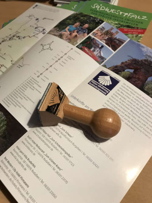 Auch den vor allem für Pilger wichtigen Stempel gibt es auf der Route die im Flyer mit Highlights und Übernachtungsmöglichkeiten beschrieben ist. (Foto: Kreisverwaltung Südwestpfalz)