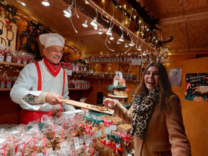 Lebkuchenstand mit Weinprinzessin Kathi (Foto: Tourist Service GmbH)