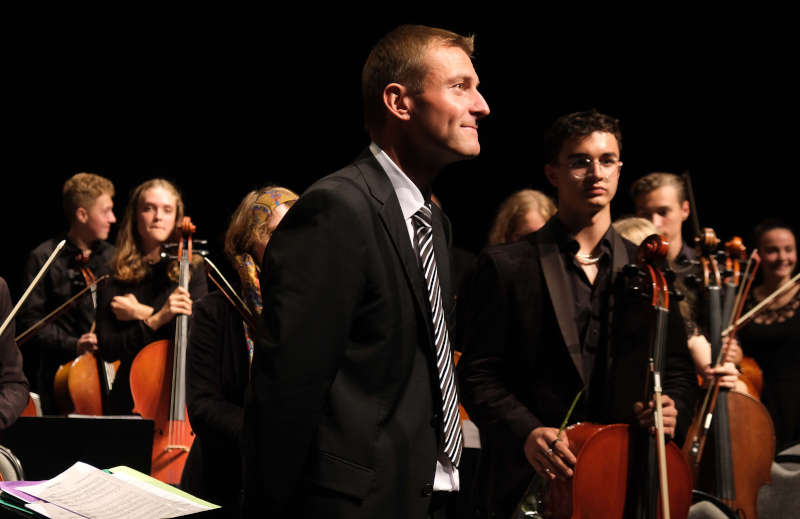 Dirigent Marc Bender, hier bei einem früheren Konzert mit einem anderen grenzüberschreitenden Ensemble. (Foto: KV SÜW)