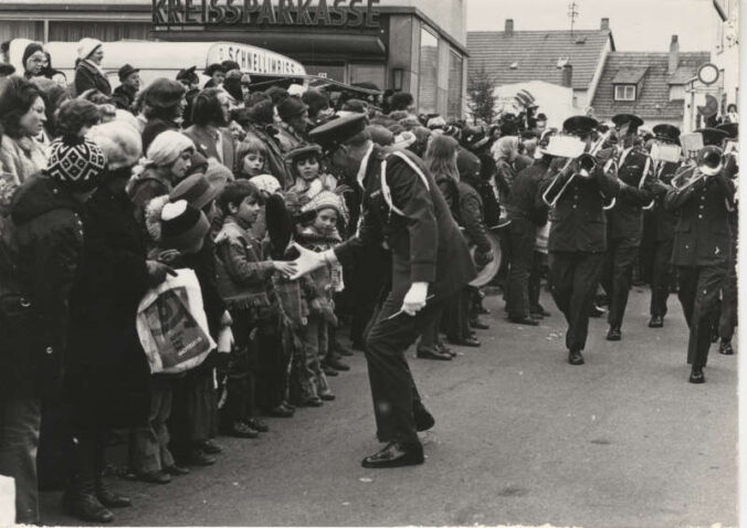 Beiderseitige Annäherung: deutsch-amerikanisches Zusammenleben (Foto: Hans Paque)