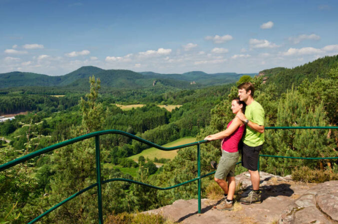 Wanderer auf dem Pfälzer Waldpfad (Foto: Dominik Ketz)