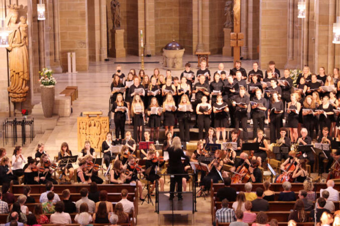 Uni-Chor und Orchester (Foto: Axel Brecht)