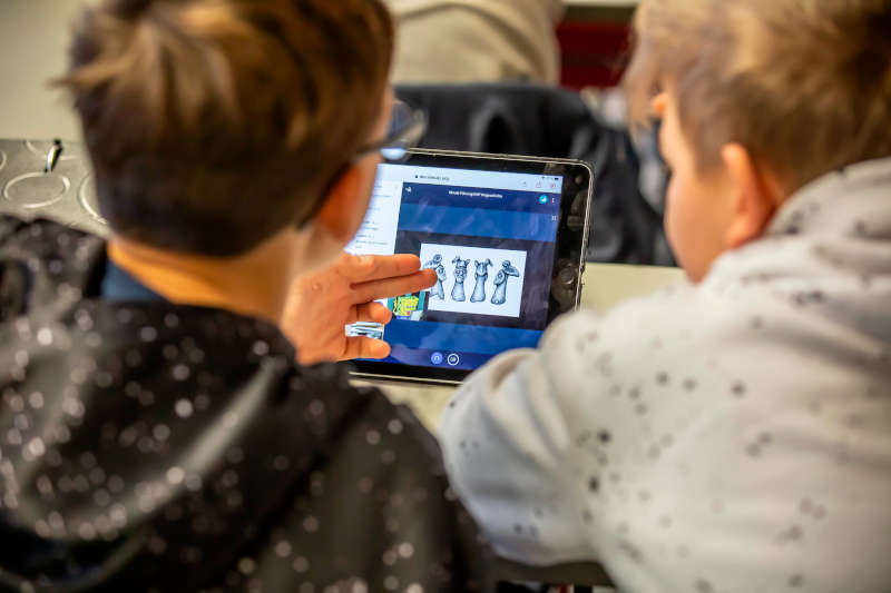 Die Kinder verfolgen die digitale Führung im Klassenzimmer am Laptop oder auf der Leinwand. Interaktive Elemente laden zum Mitmachen ein. (Bildnachweis: Historisches Museum der Pfalz, Foto: Julia Paul)