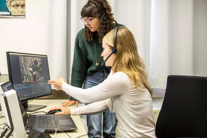 Johanna Kätzel (r.) und Leah Houy vom Historischen Museum der Pfalz beim Einrichten und Testen des Regieplatzes. (Bildnachweis: Historisches Museum der Pfalz, Foto: Julia Paul)