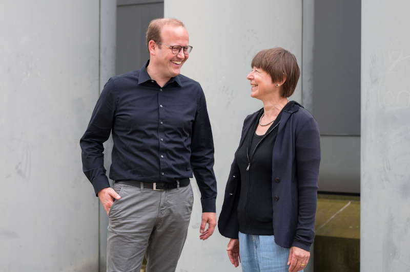 Simon Matzerath, Direktor des Historischen Museum Saar und Cathérine Biasini vom Historischen Museum der Pfalz in Speyer haben als Tandempartner zusammengearbeitet. (Bildnachweis: Historisches Museum Saar, Foto: Oliver Dietze)