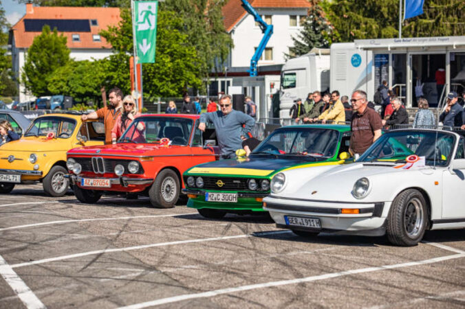 Farbenfrohe Fahrzeuge mit Historie, Oldtimer in der Fan-Area beim BRAZZELTAG. (Quelle: Technik Museum Speyer)