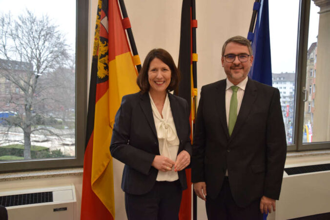 Wirtschaftsministerin Daniela Schmitt und Oberbürgermeister Marc Weigel (Foto: Wirtschaftsministerium RLP)