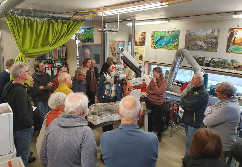 Interessiertes Publikum: in der Werkstatt des Geoskops (Foto: Urweltmuseum Geoskop)