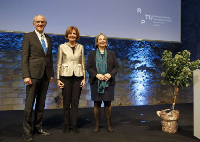 Professorin Dr. Gabriele E. Schaumann (rechts) und Professor Dr. Arnd Poetzsch-Heffter (links), die gemeinsam als präsidiale Doppelspitze die RPTU leiten, zusammen mit der rheinland-pfälzischen Ministerpräsidentin Malu Dreyer. (Foto: RPTU/View, Voss)