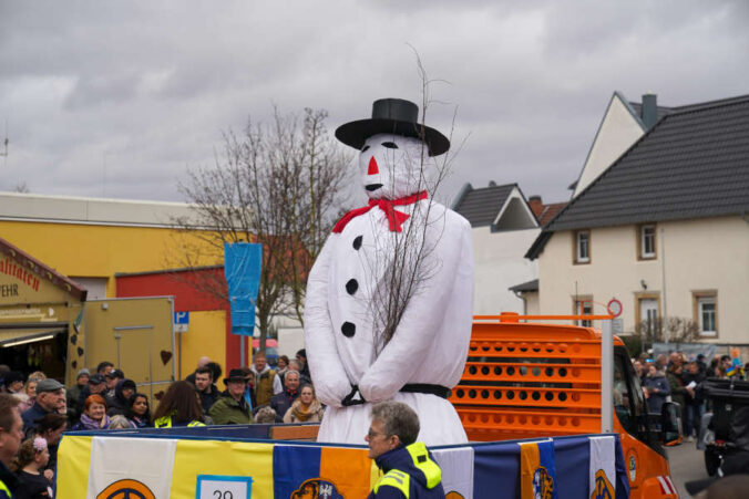 Der Schneemann auf einem Umzugswagen (Foto: Holger Knecht) Sommertag Sommertagsumzug Haßloch