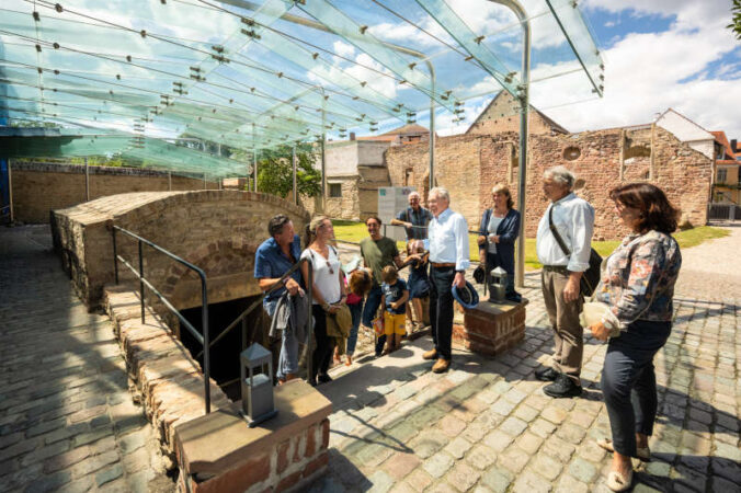 Führung im Judenhof in Speyer (Foto: Pfalz-Touristik e.V./Dominik Ketz)