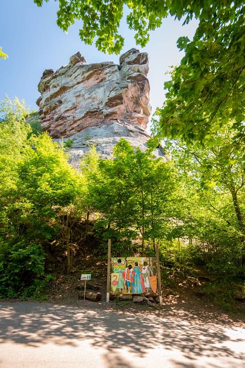 Der Trifels-Erlebnis-Weg bietet spannende Informationen zum Mittelalter und Gelgenheiten sich bildlich hineinzuversetzen. (Foto: Dominik Ketz)