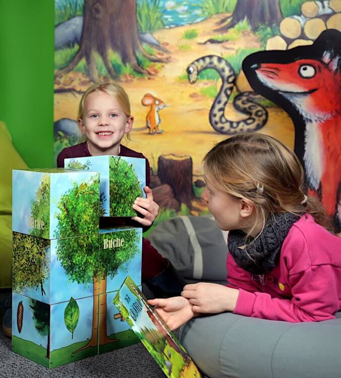 Spielende Kinder in der Grüffelo-Ausstellung (Bildnachweis: Historisches Museum der Pfalz, Foto: Klaus Landry)